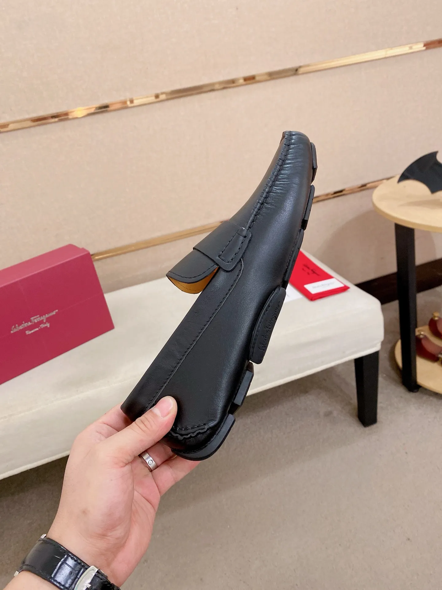 Men's shoes💰: 540💰High-end quality! Ferragamo🆕🆕Exclusive hot-selling products in stock🔥🔥New products on the shelves, high-quality Ferragamo men's pea shoes, high-end casual driving shoes, with complete packaging! 💪 💪 Material: imported first-layer pebbled cowhide 🐂 + imported high-quality water-dyed cowhide lining + wear-resistant outsole 👍🏻👍🏻 Features: high-end and comfortable, purely handmade 🚀 🚀 Create the perfect shoe that suits you best 🔥 🔥 Size: (38-44) 45 standard size can be customized!